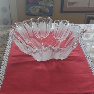 Beautiful tulip pattern glass bowlNWOT